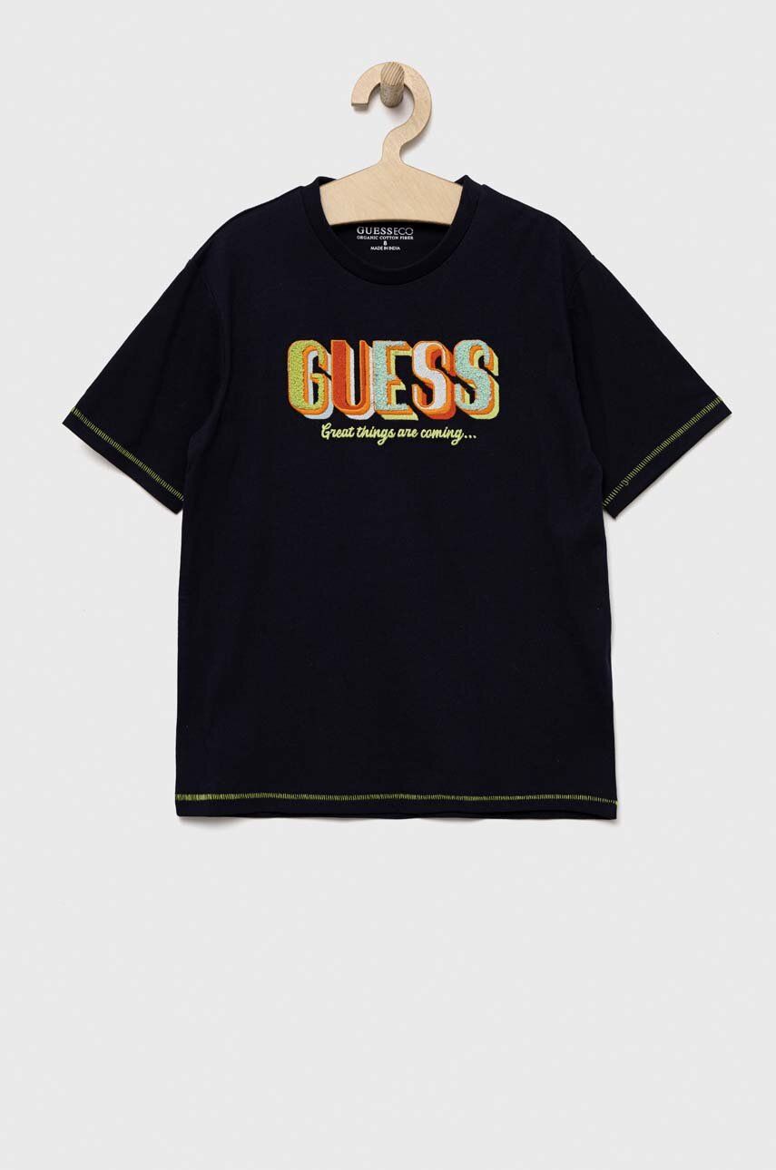 Levně Dětské bavlněné tričko Guess tmavomodrá barva, s aplikací