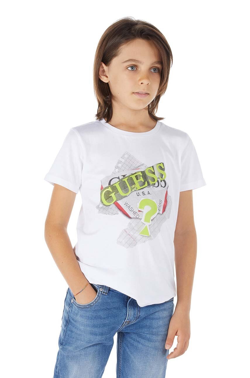 

Детска памучна тениска Guess в бяло с принт, Бял