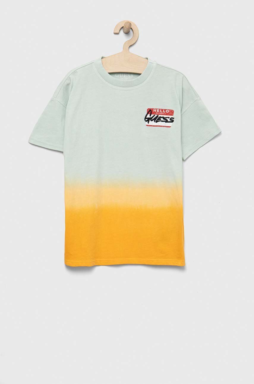 Levně Dětské bavlněné tričko Guess tyrkysová barva