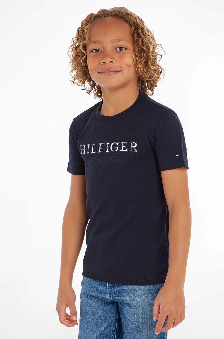 

Детска памучна тениска Tommy Hilfiger в тъмносиньо с апликация, Тъмносин