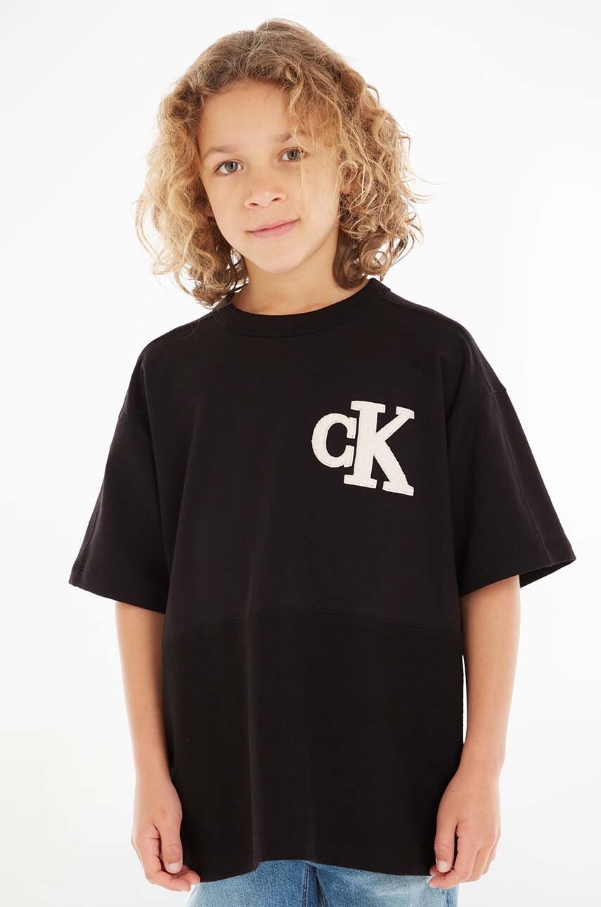 

Детска памучна тениска Calvin Klein Jeans в черно с апликация, Черен