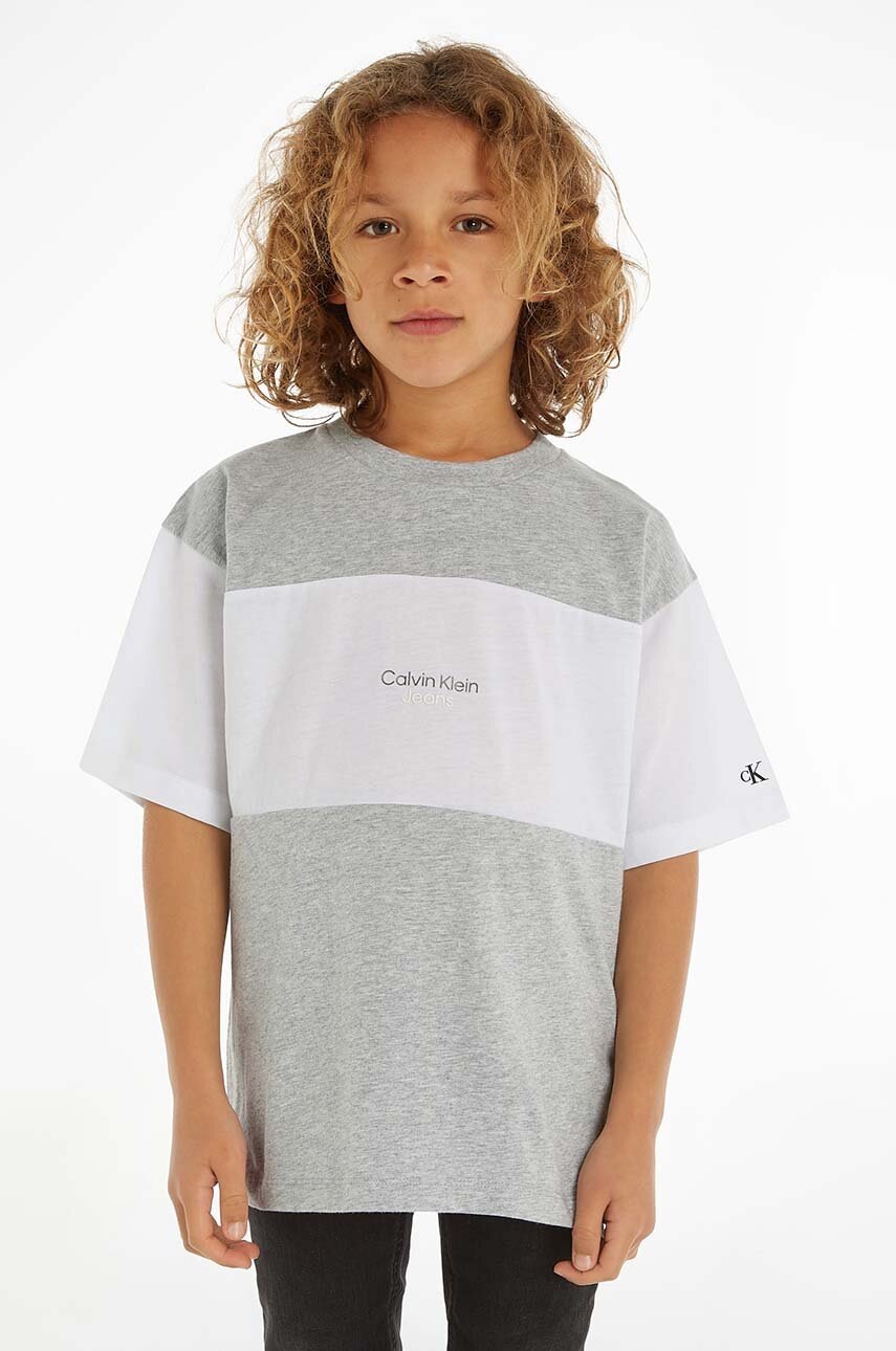 

Детска памучна тениска Calvin Klein Jeans в сиво с десен, Сив