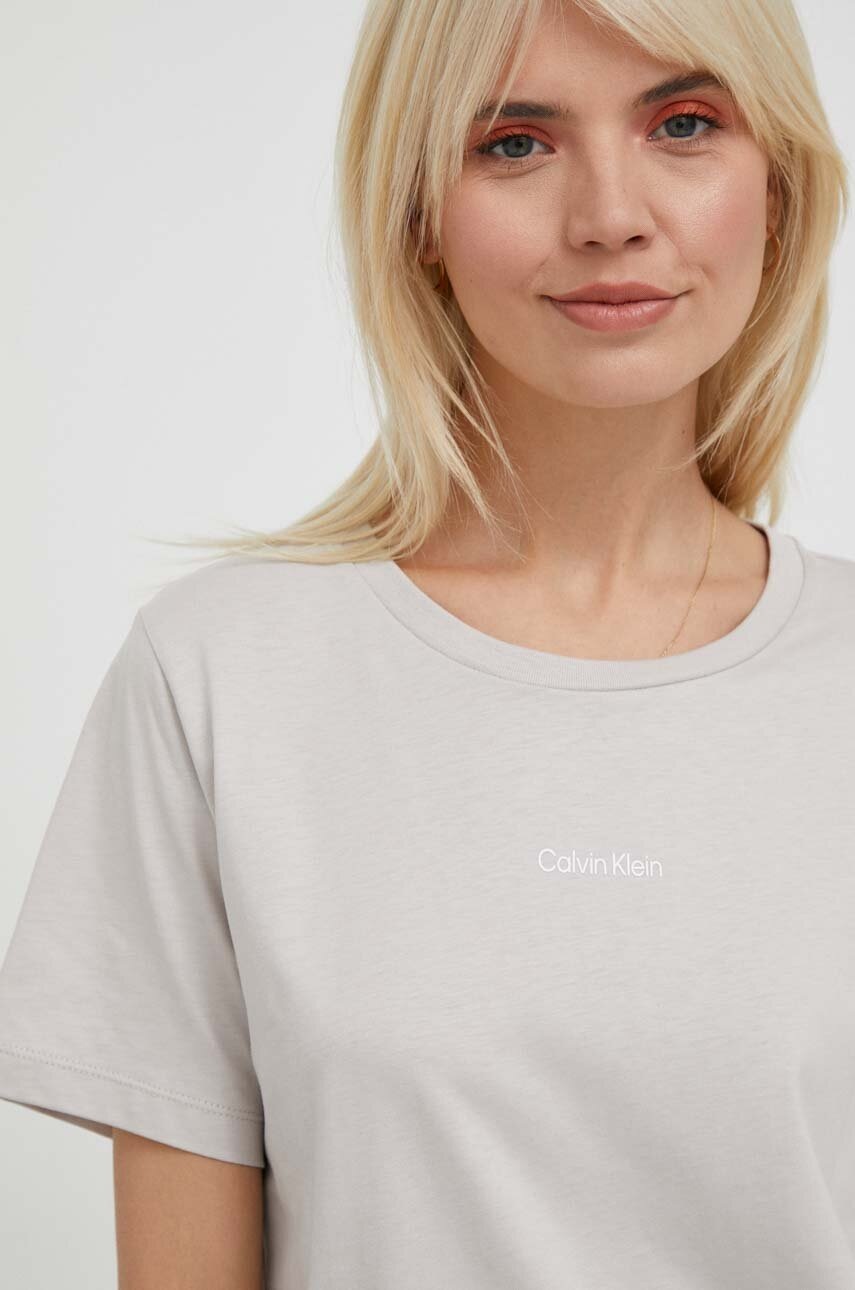 

Памучна тениска Calvin Klein в сиво, Сив
