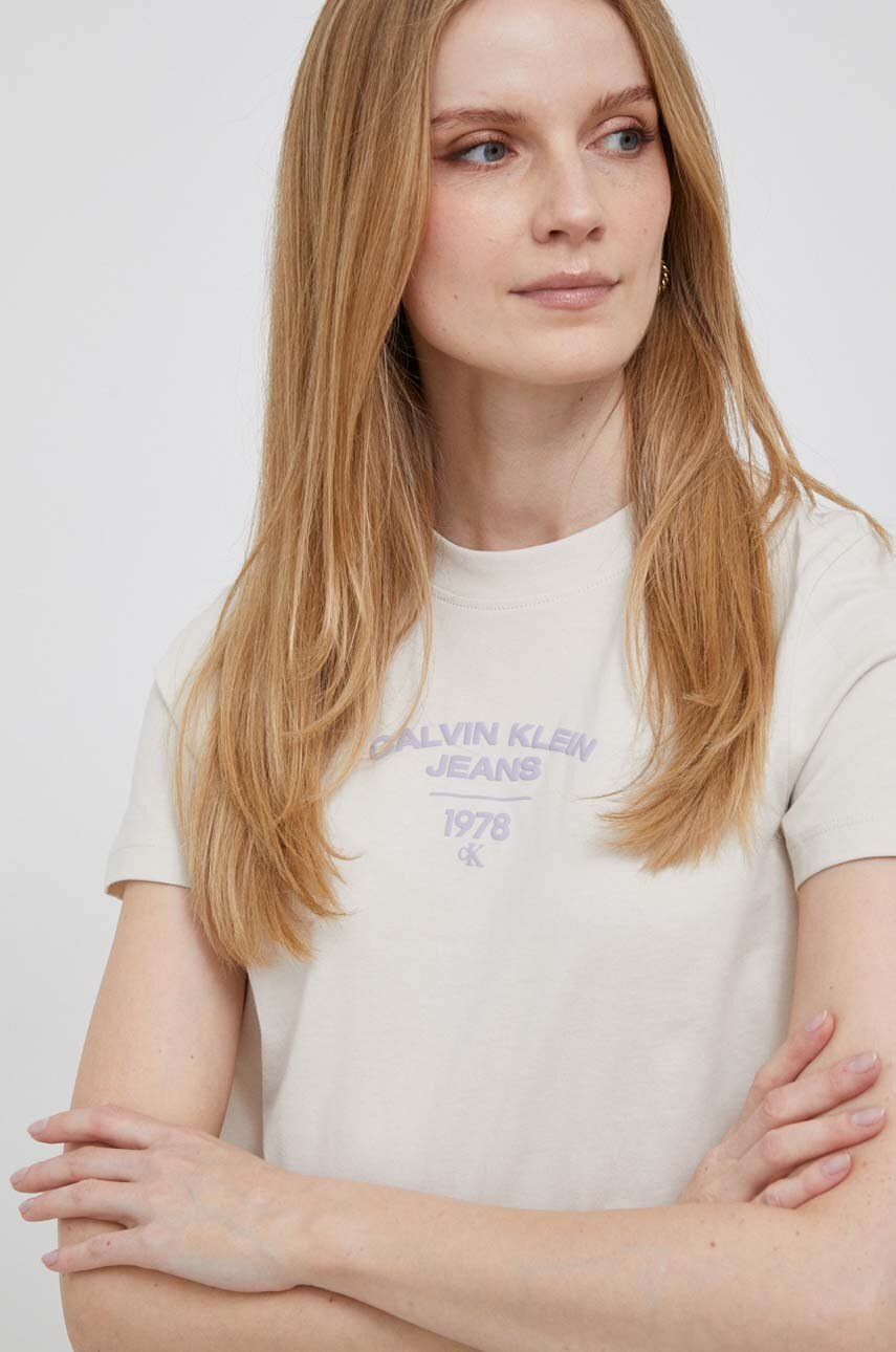 

Памучна тениска Calvin Klein Jeans в бежово, Бежов