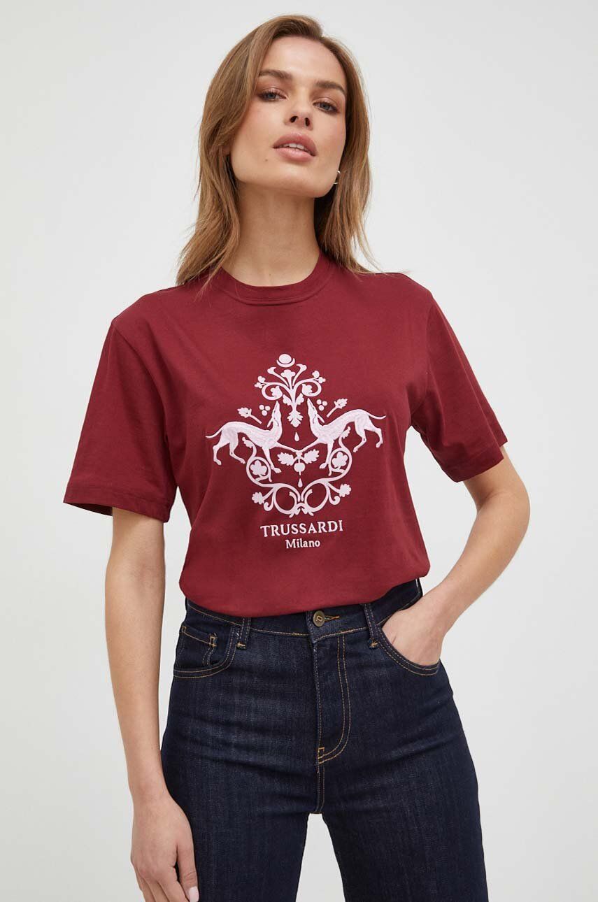 Levně Bavlněné tričko Trussardi vínová barva