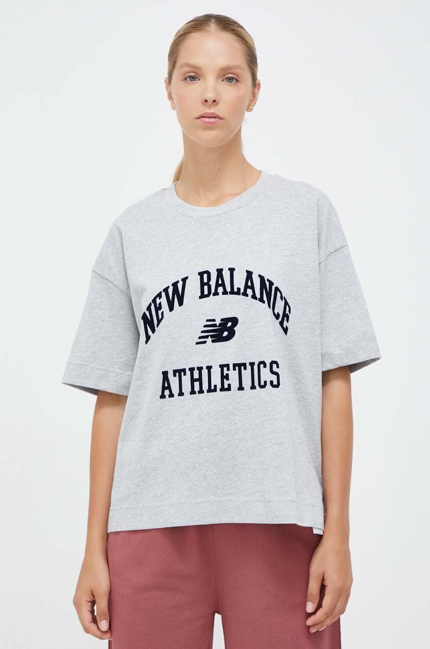 Levně Bavlněné tričko New Balance šedá barva