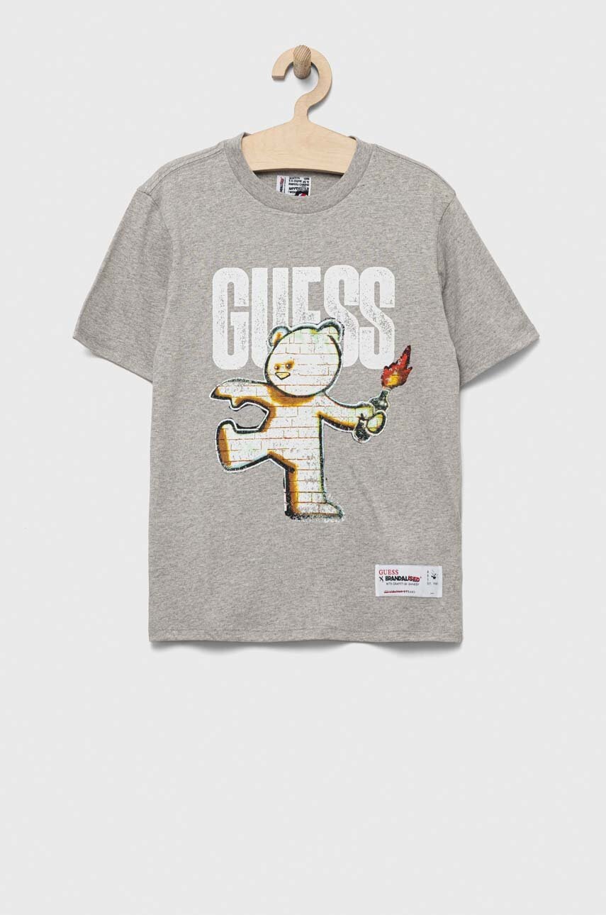 

Детска памучна тениска Guess x Brandalised в сиво с принт, Сив
