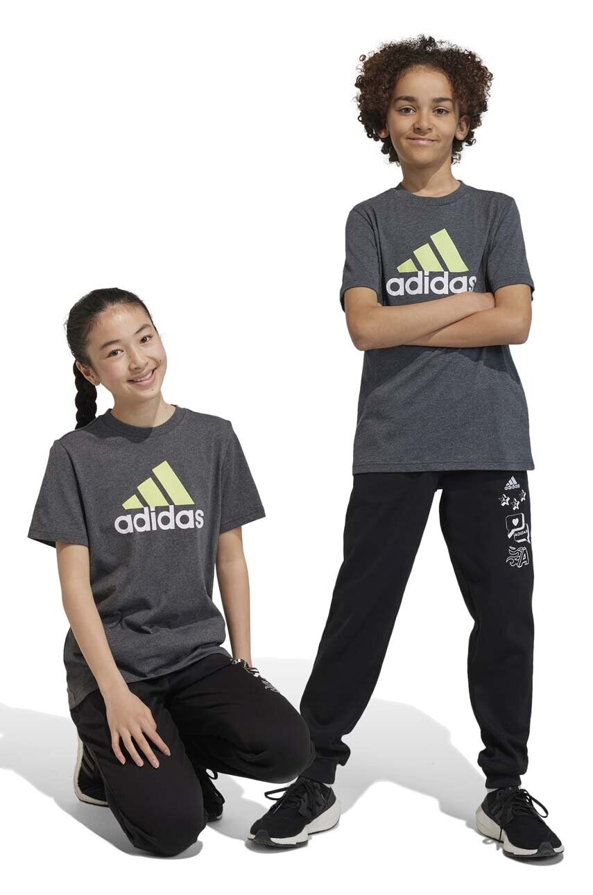 

Дитяча футболка adidas колір сірий з принтом