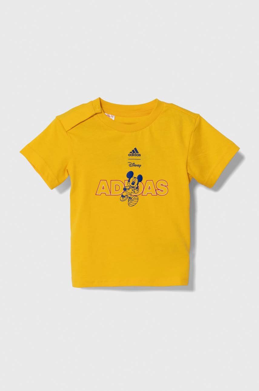 Levně Dětské bavlněné tričko adidas žlutá barva, s potiskem