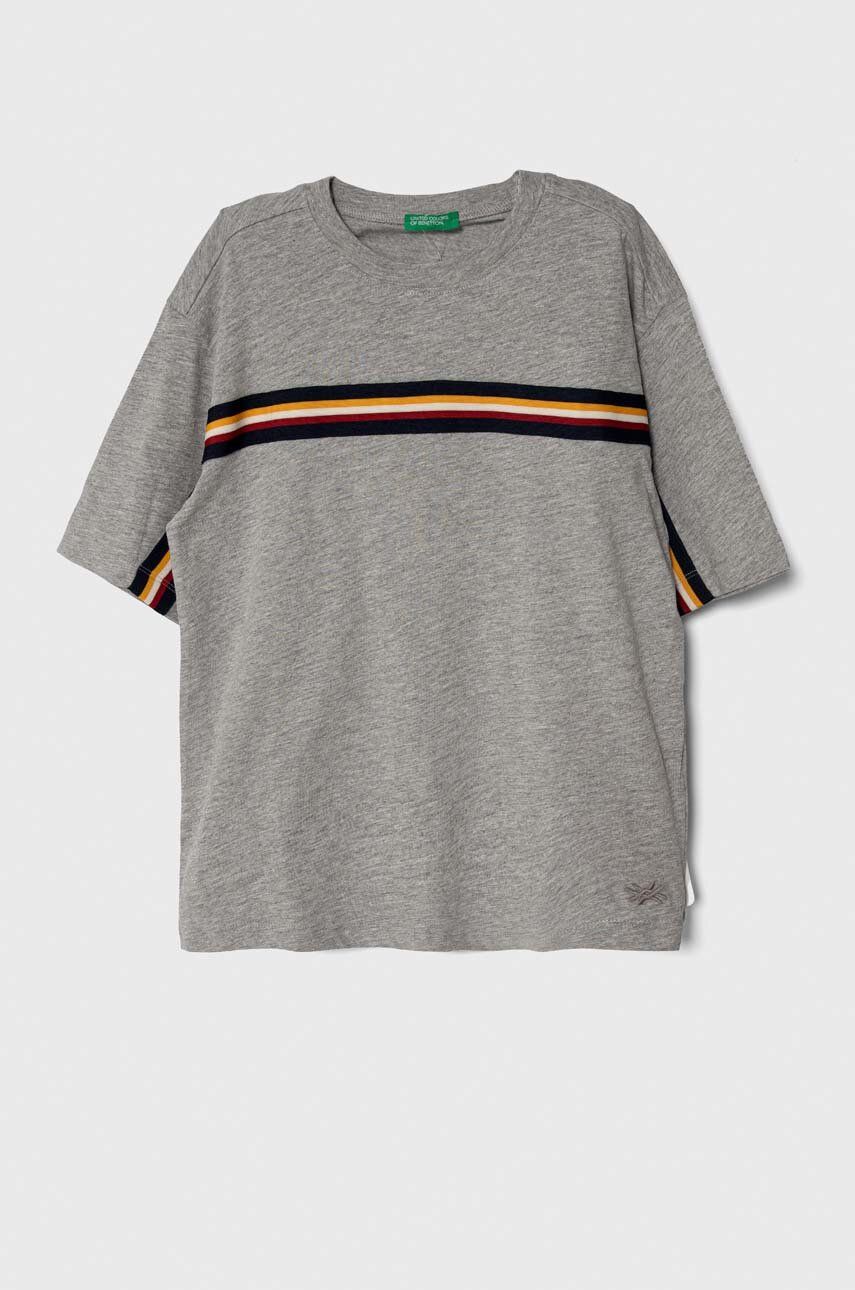 Levně Dětské bavlněné tričko United Colors of Benetton šedá barva, s aplikací