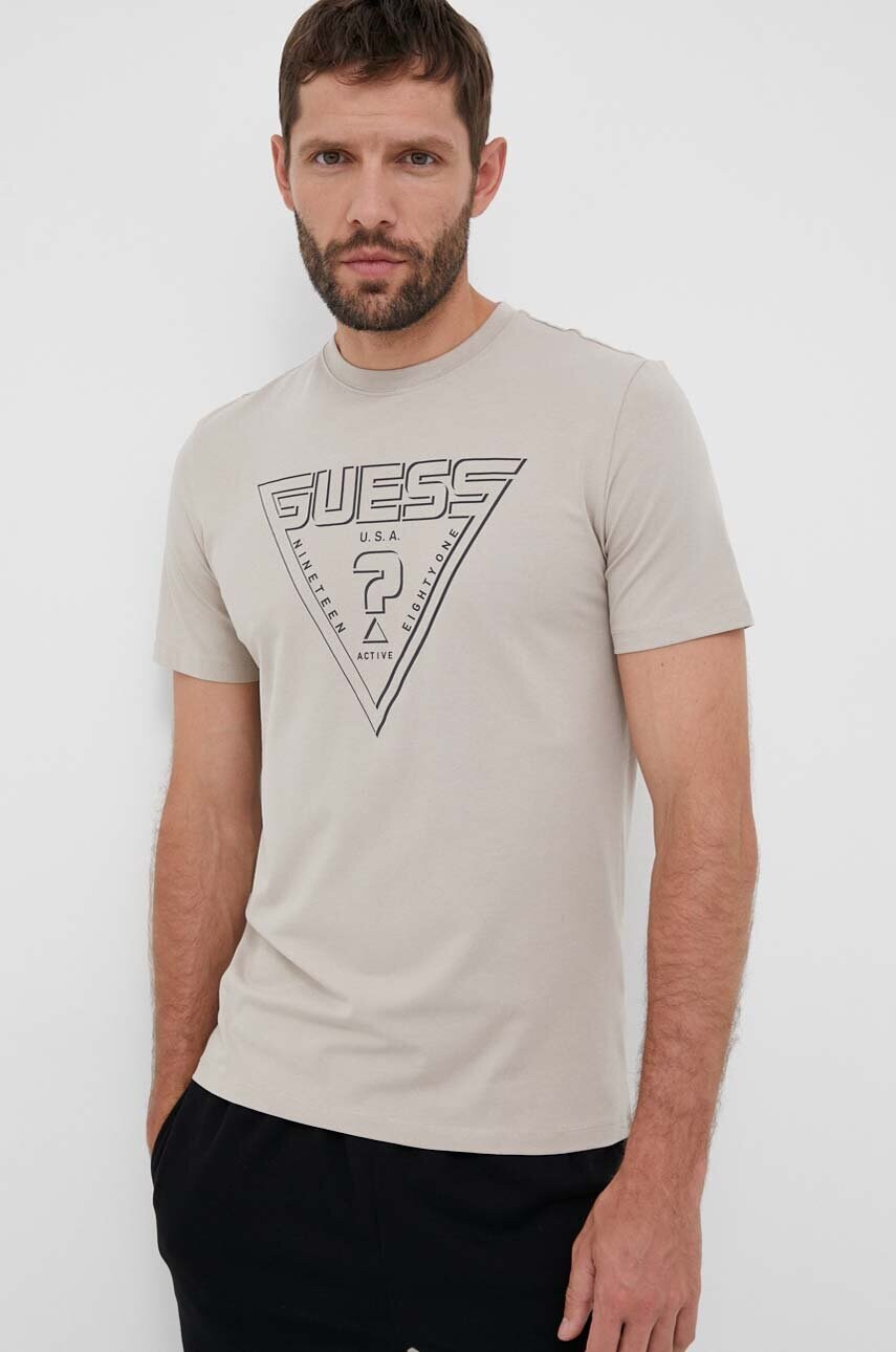 

Футболка Guess мужской цвет бежевый с принтом