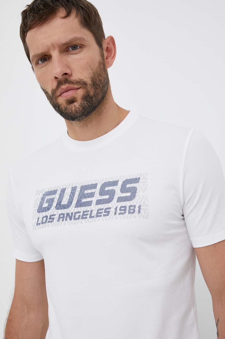 

Футболка Guess мужской цвет белый с аппликацией