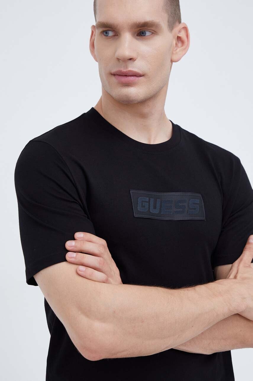 

Памучна тениска Guess в черно с апликация, Черен