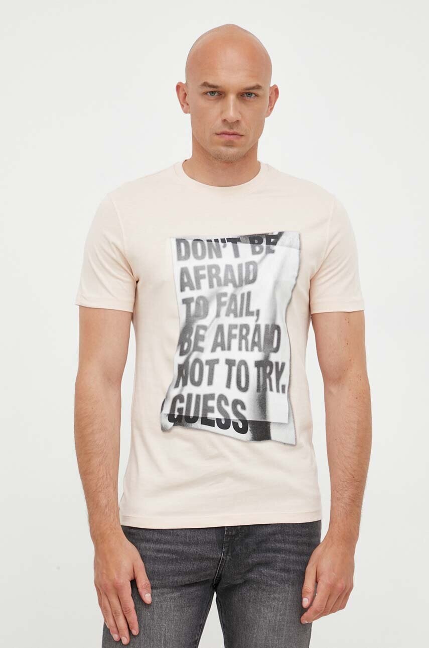 

Хлопковая футболка Guess цвет бежевый с принтом
