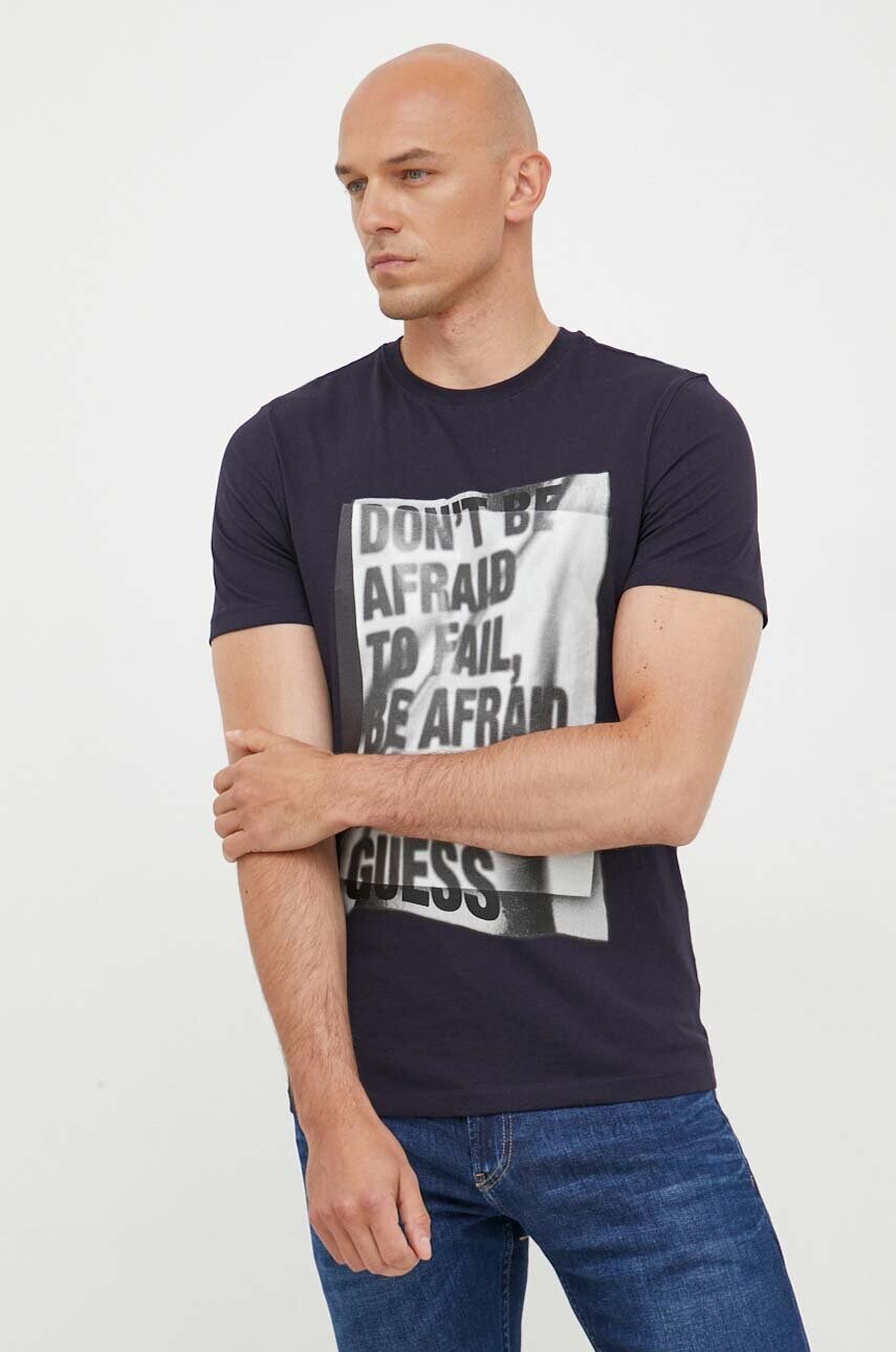 

Хлопковая футболка Guess цвет синий с принтом