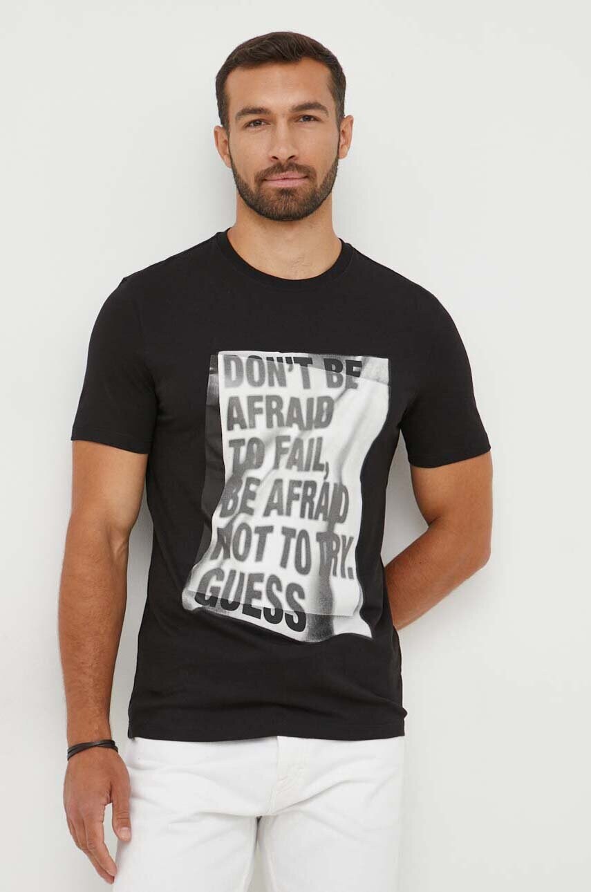 

Хлопковая футболка Guess цвет чёрный с принтом