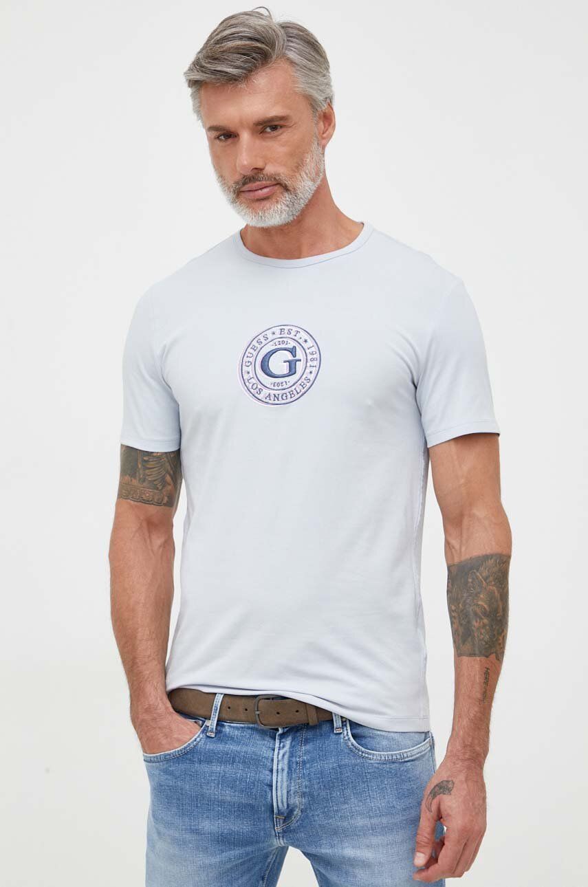 Tričko Guess šedá barva, s aplikací - modrá -  50 % Organická bavlna