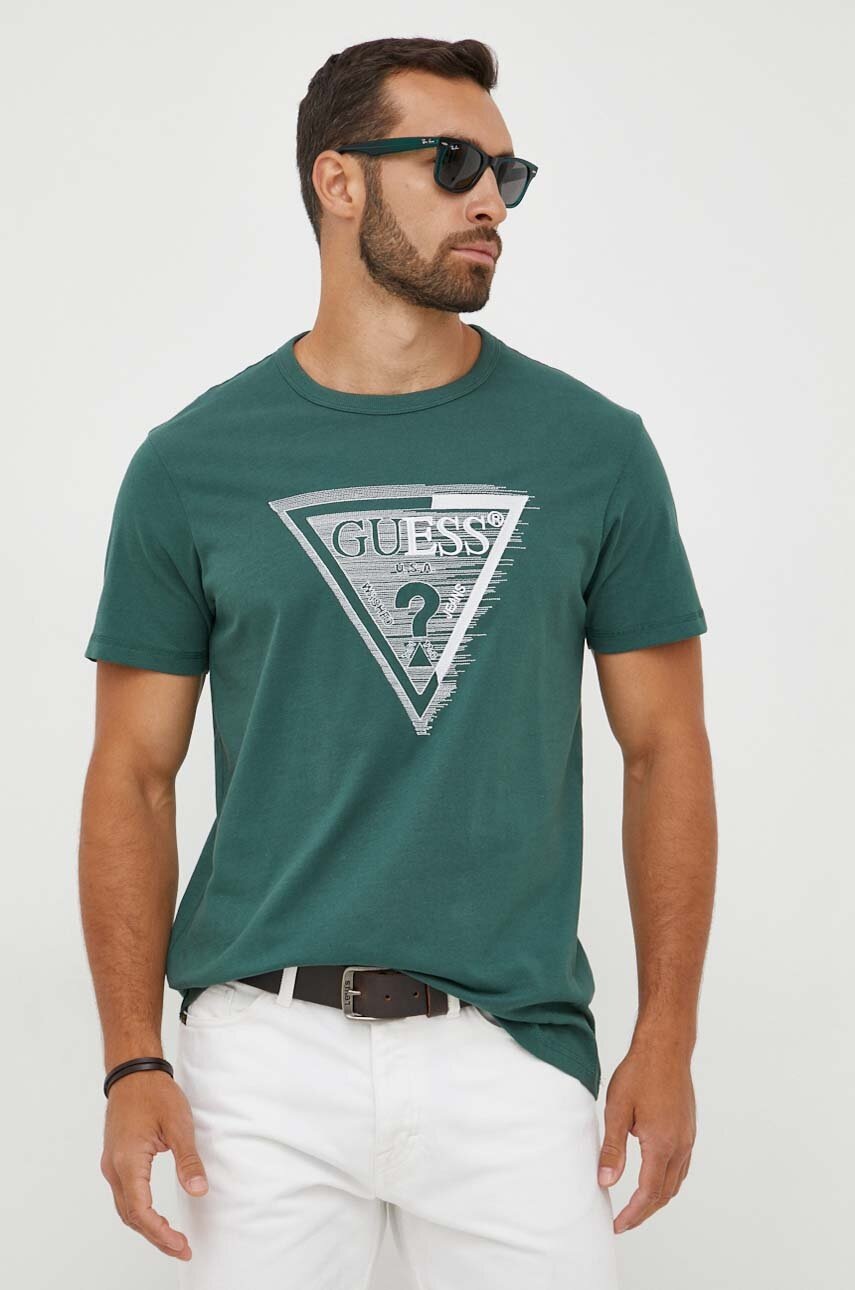 

Хлопковая футболка Guess цвет зелёный с аппликацией