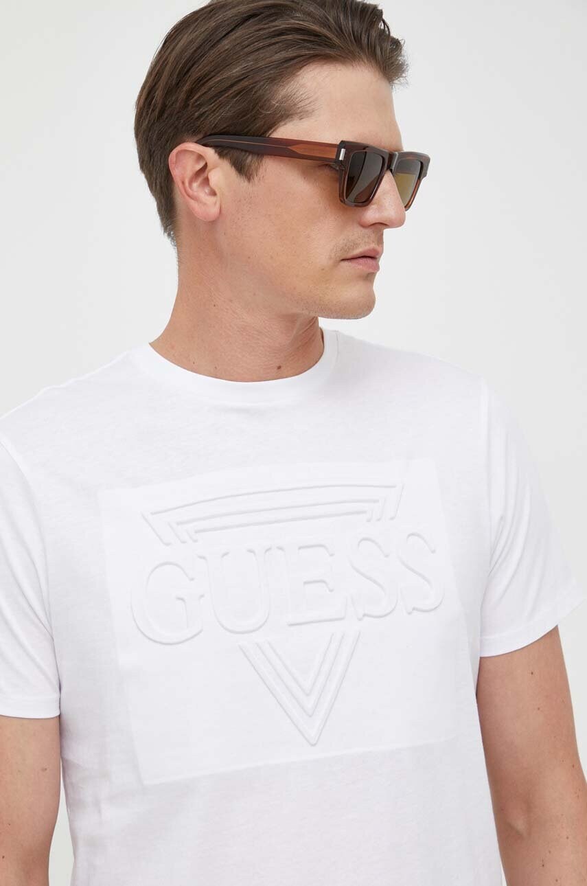 

Хлопковая футболка Guess цвет белый с аппликацией