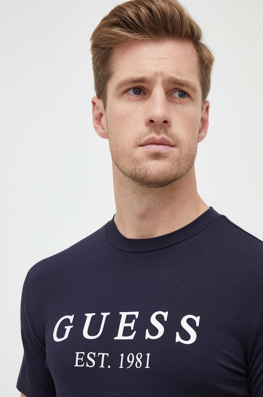 

Футболка Guess чоловічий колір синій з принтом