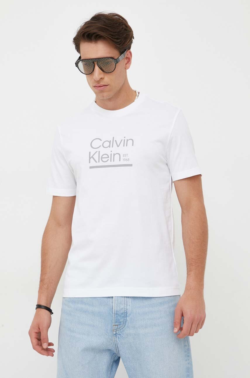 

Памучна тениска Calvin Klein в бяло с принт, Бял