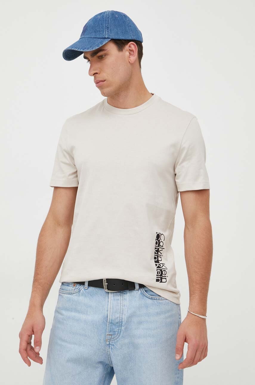 

Памучна тениска Calvin Klein в бежово с принт, Бежов