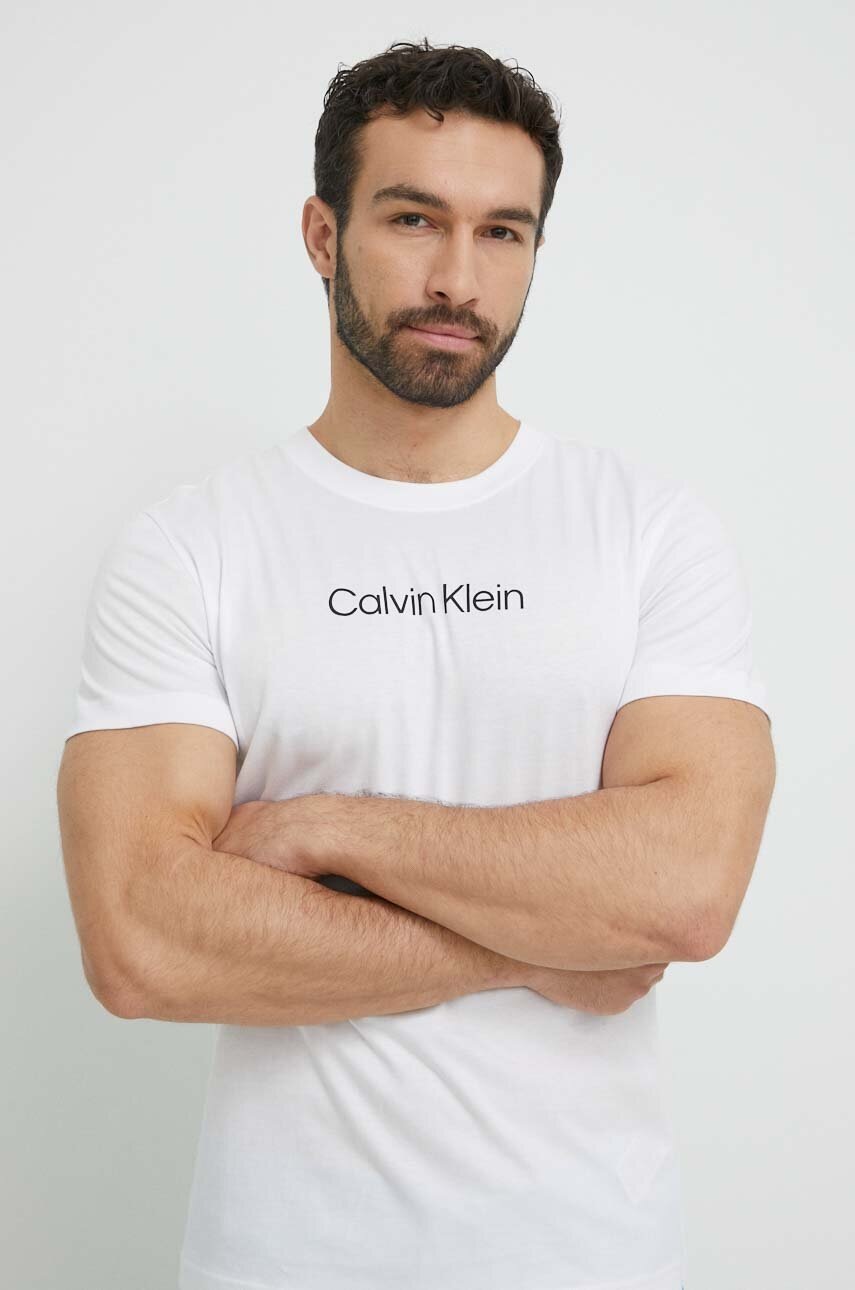 Bavlněné plážové tričko Calvin Klein bílá barva, s potiskem - bílá -  100 % Bavlna