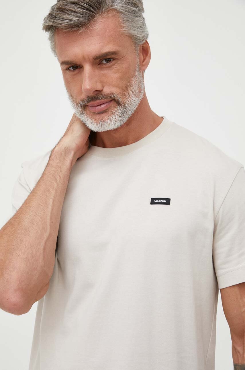 

Памучна тениска Calvin Klein в бежово с изчистен дизайн, Бежов