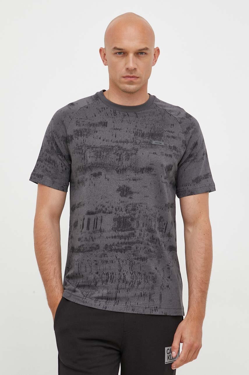 

Памучна тениска Calvin Klein в сиво с десен, Сив