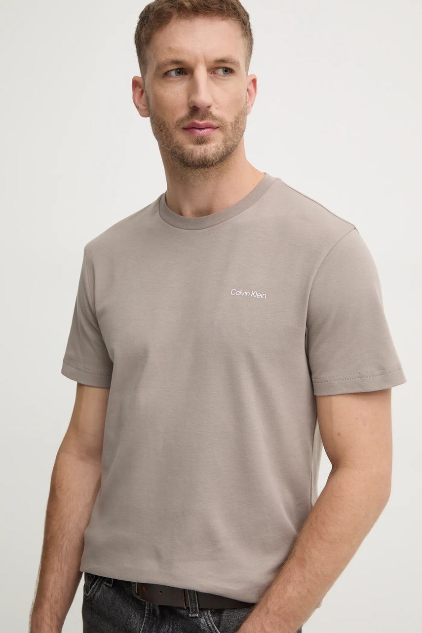 

Памучна тениска Calvin Klein в сиво с изчистен дизайн K10K109894, Бежов