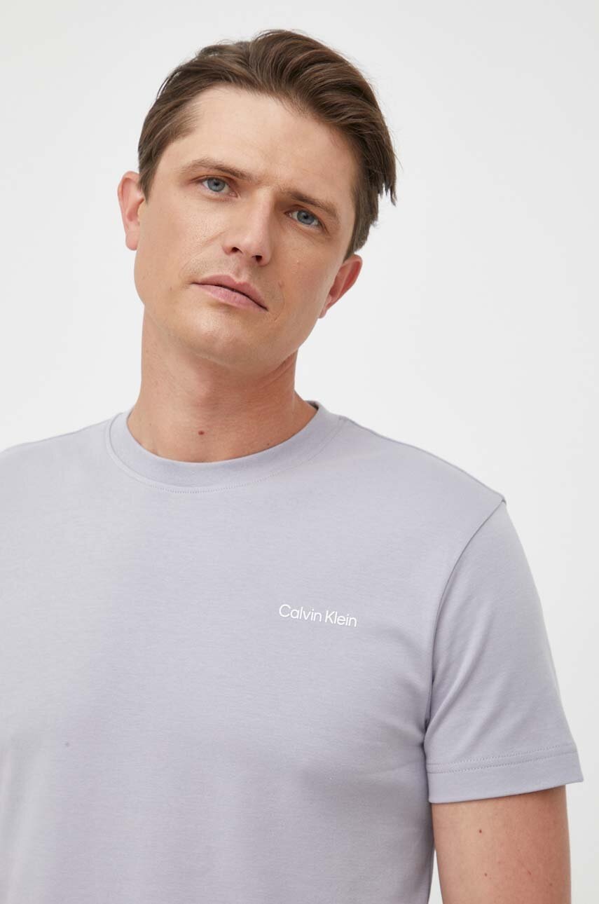 

Памучна тениска Calvin Klein в сиво с изчистен дизайн K10K109894, Сив