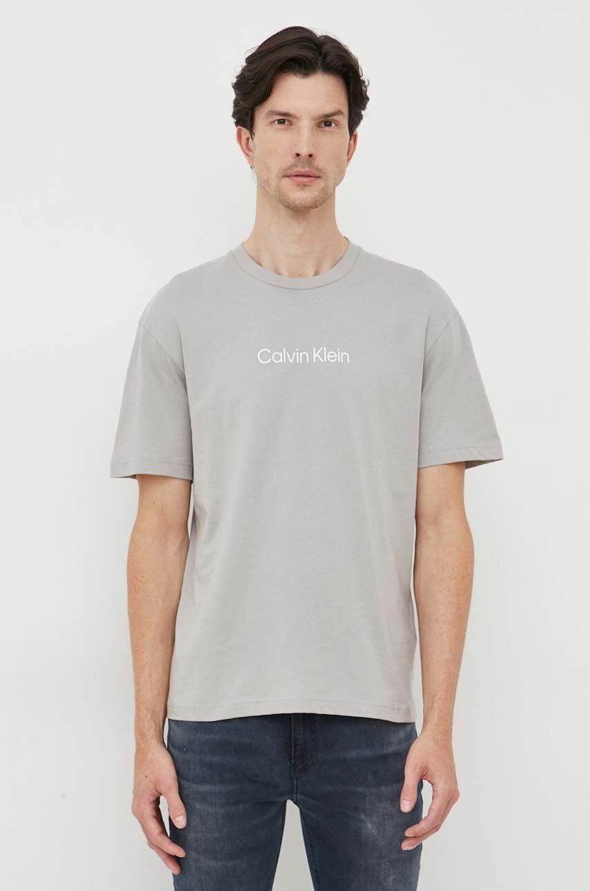 Levně Bavlněné tričko Calvin Klein šedá barva, K10K111346