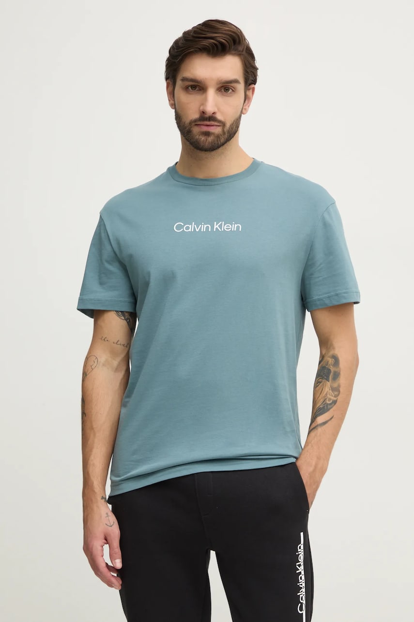 Levně Bavlněné tričko Calvin Klein zelená barva, K10K111346