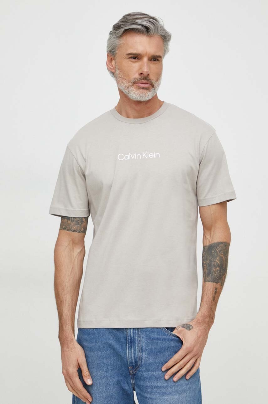 

Памучна тениска Calvin Klein в сиво с десен K10K111346, Сив