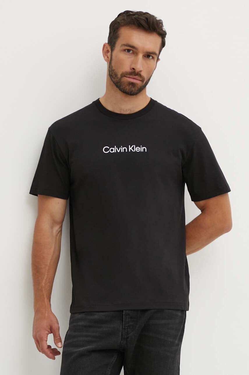 Levně Bavlněné tričko Calvin Klein černá barva, K10K111346