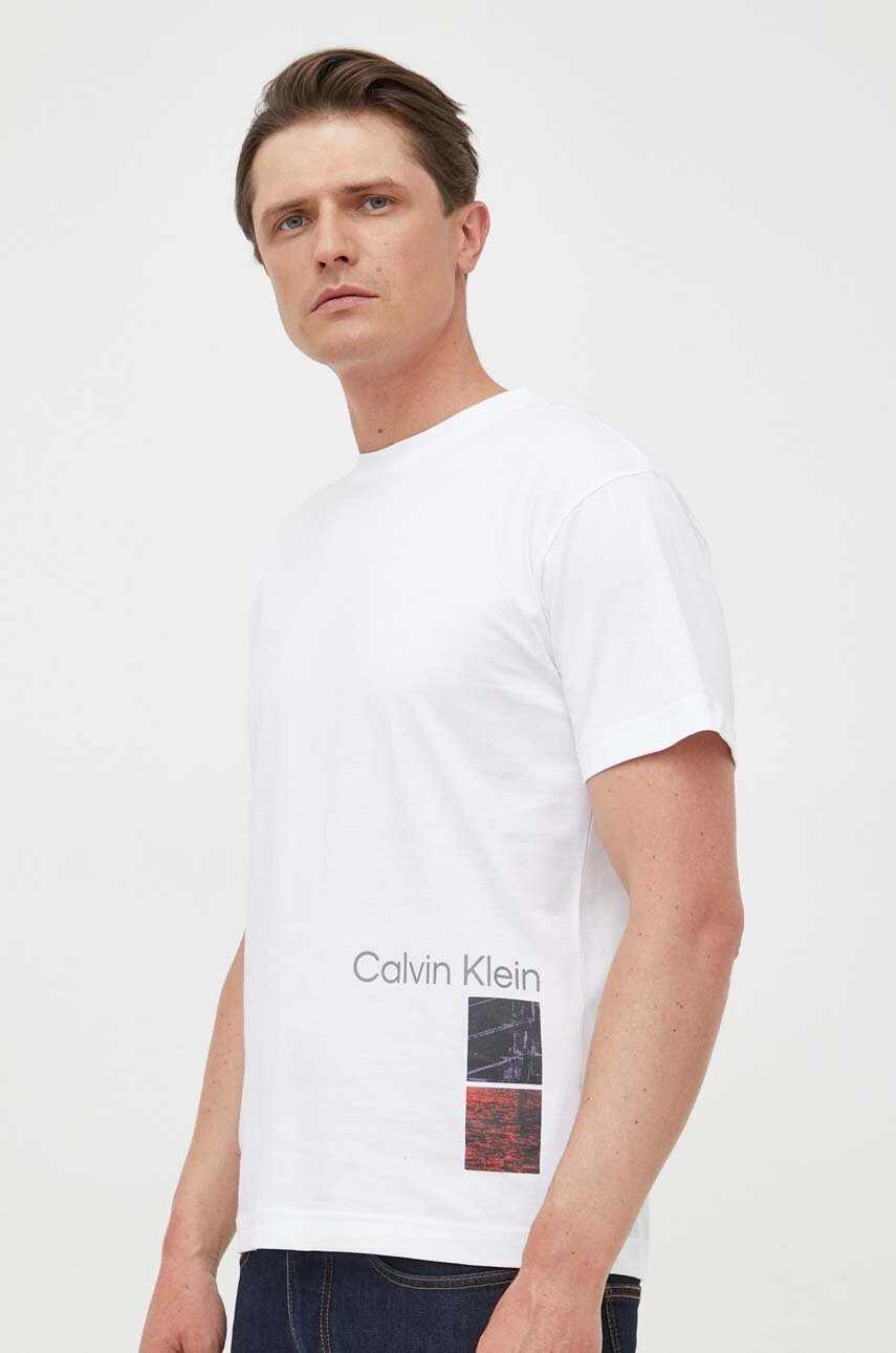 

Памучна тениска Calvin Klein в бяло с десен, Бял