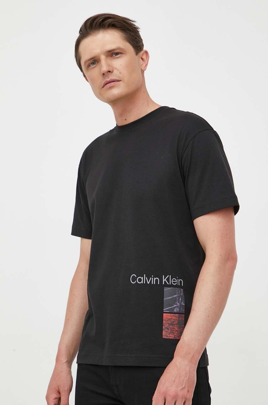 

Памучна тениска Calvin Klein в черно с десен, Черен
