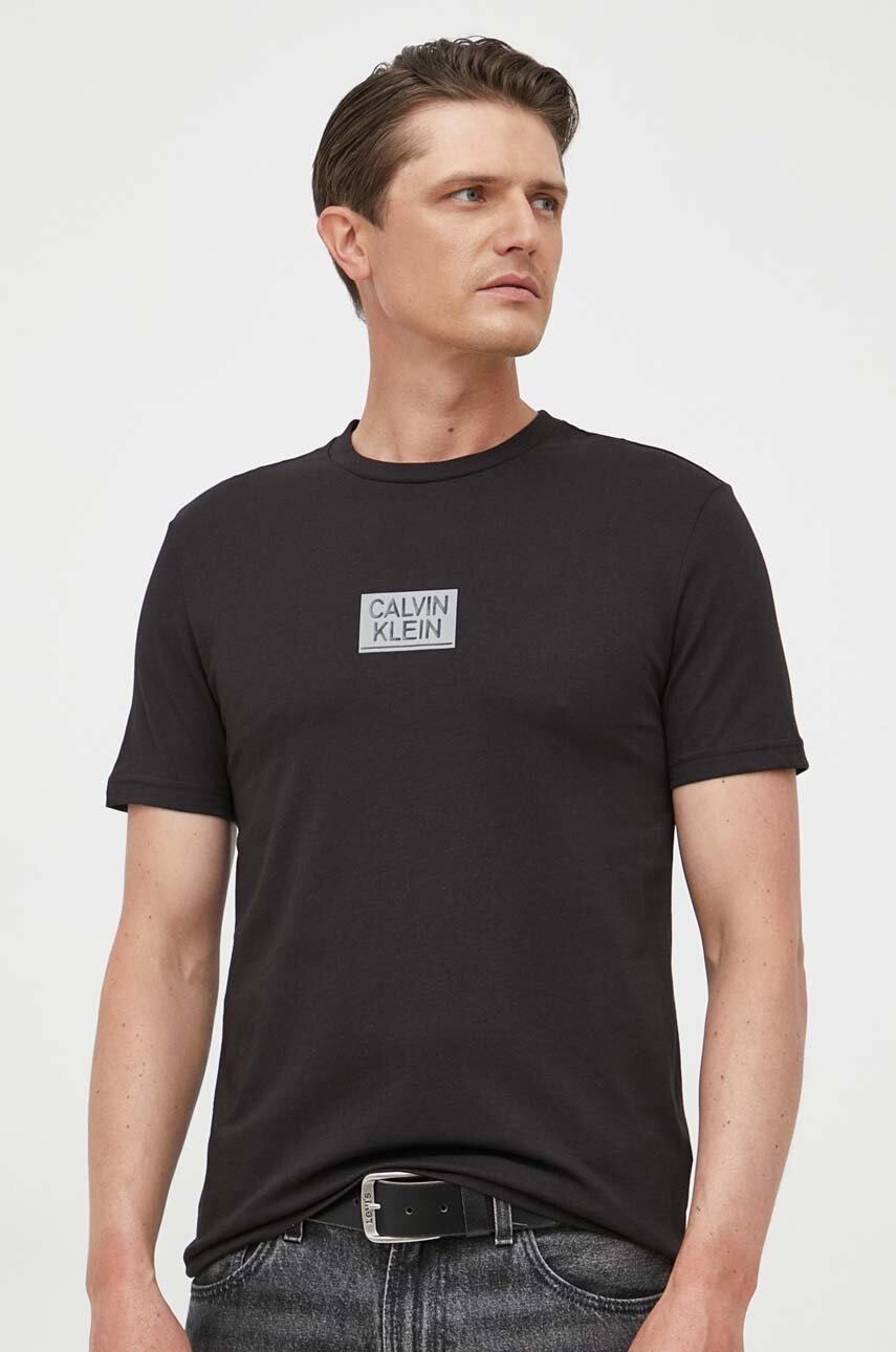 

Памучна тениска Calvin Klein в черно с принт, Черен