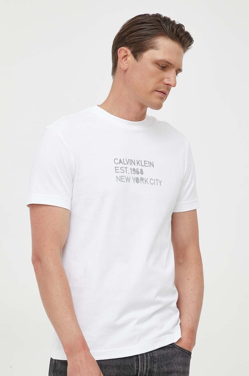 

Памучна тениска Calvin Klein в бяло с принт, Бял