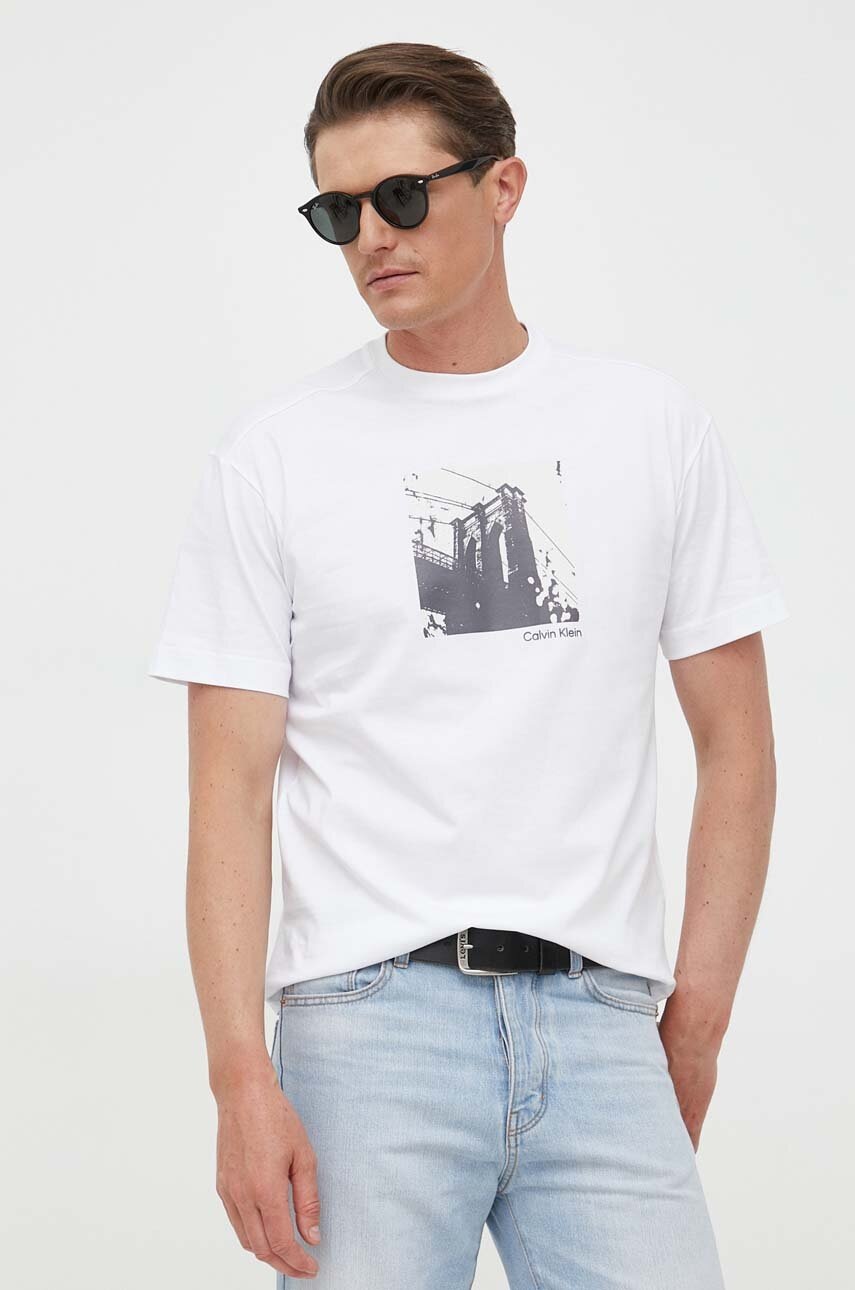 

Памучна тениска Calvin Klein в бяло с принт, Бял