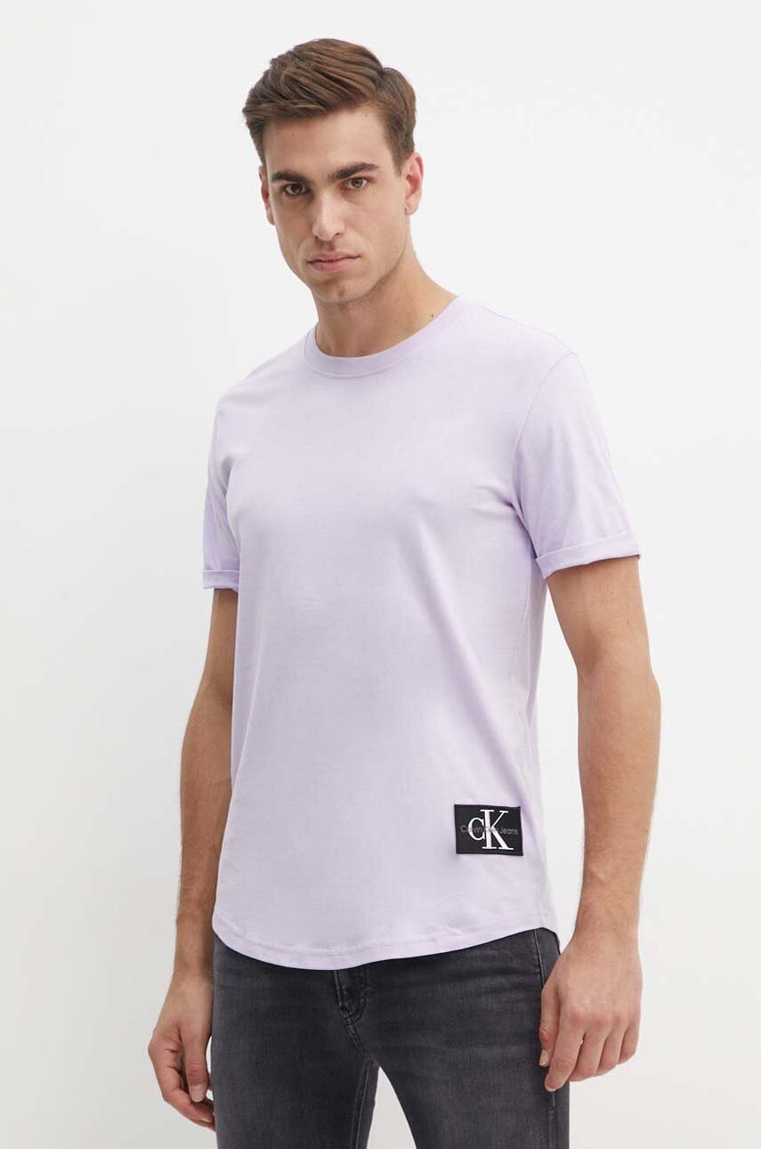 

Памучна тениска Calvin Klein Jeans в кафяво с апликация J30J323482, Виолетов