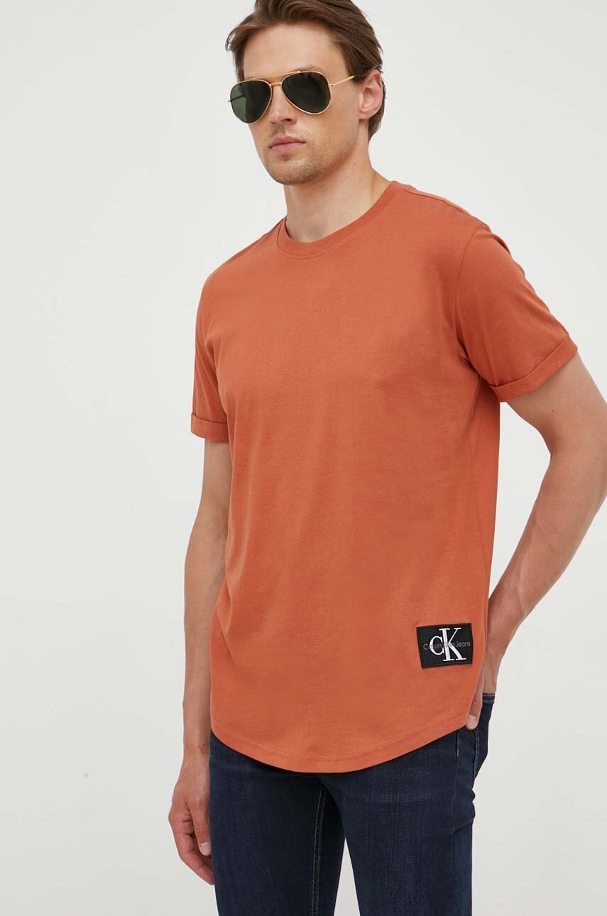 

Памучна тениска Calvin Klein Jeans в кафяво с апликация, Кафяв