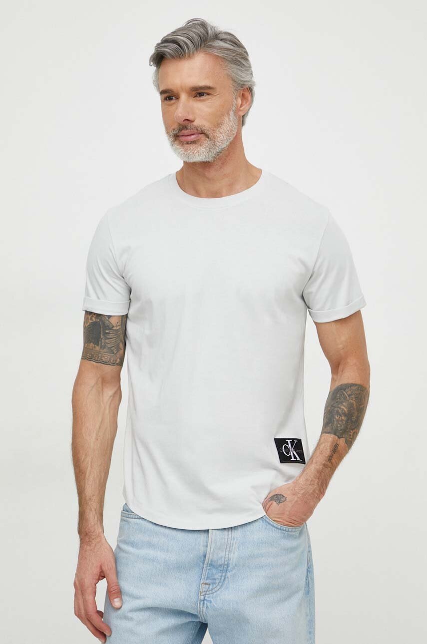 

Памучна тениска Calvin Klein Jeans в кафяво с апликация J30J323482, Сив