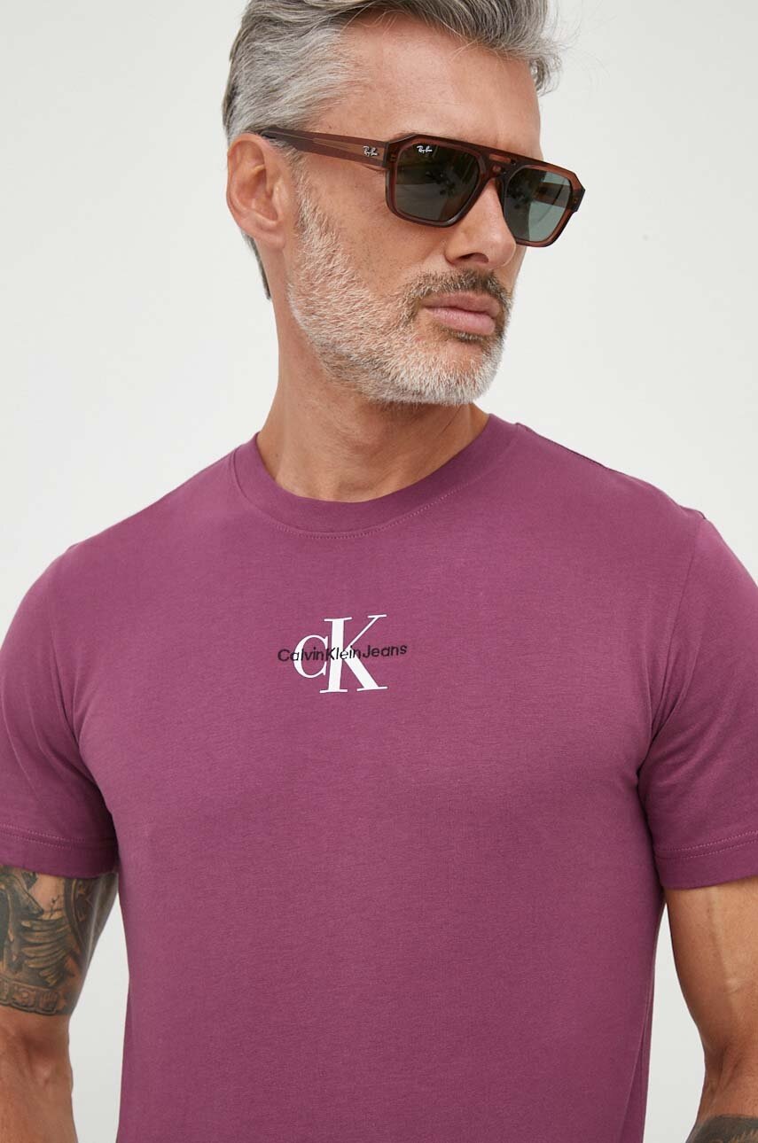 

Памучна тениска Calvin Klein Jeans в лилаво с принт, Виолетов