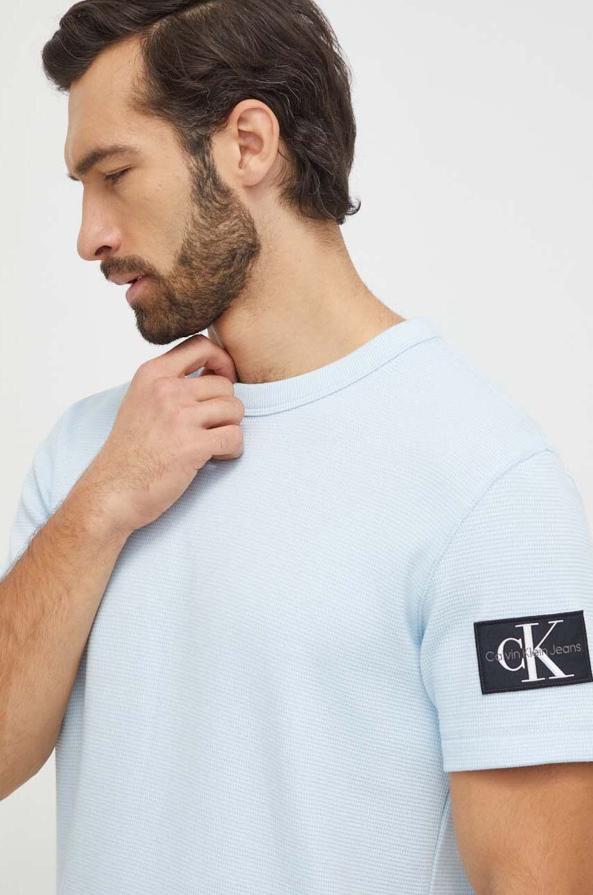 Levně Bavlněné tričko Calvin Klein Jeans s aplikací, J30J323489