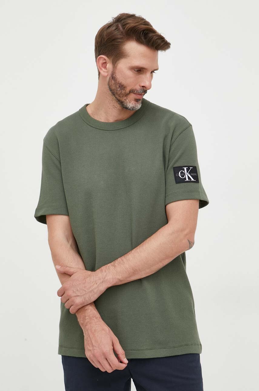 

Памучна тениска Calvin Klein Jeans в зелено с апликация J30J323489, Зелен