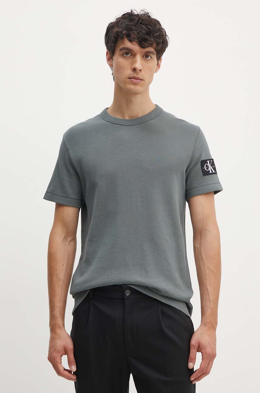 

Памучна тениска Calvin Klein Jeans в сиво с апликация, Сив