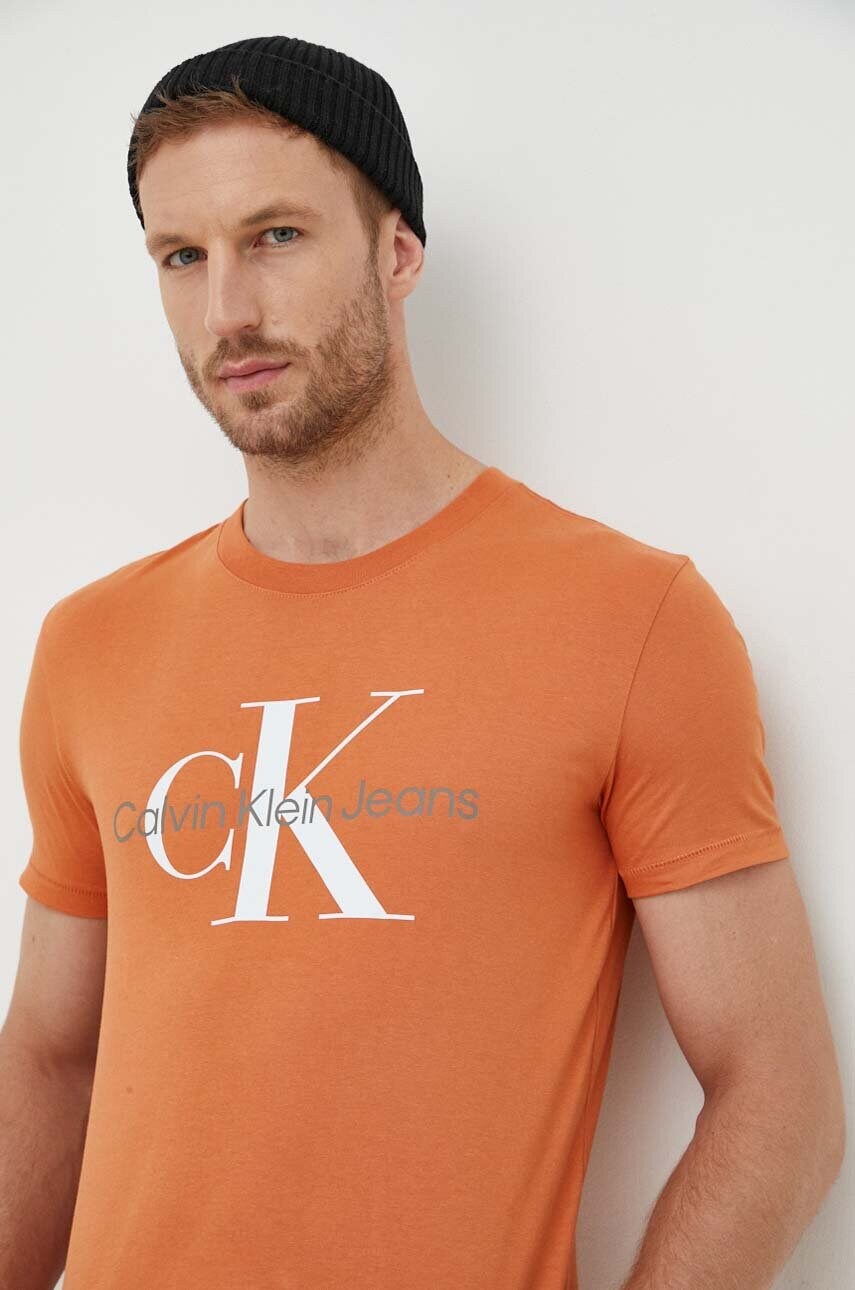 Levně Bavlněné tričko Calvin Klein Jeans oranžová barva, s potiskem, J30J320806