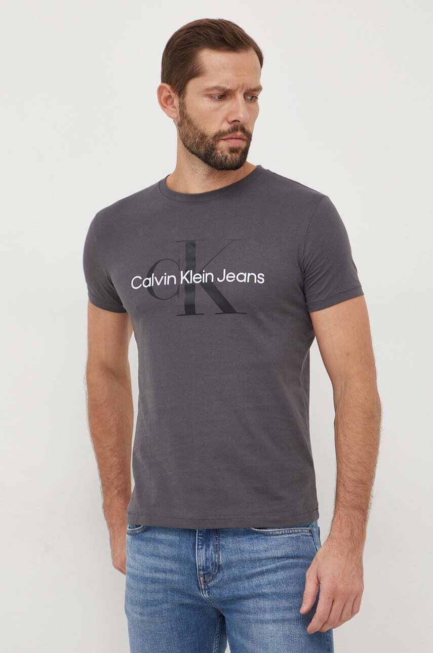 

Памучна тениска Calvin Klein Jeans в сиво с принт, Сив