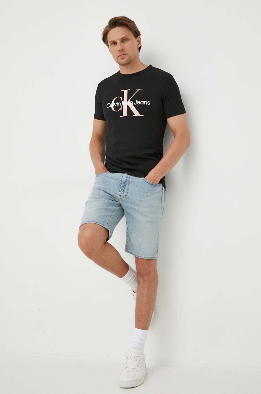 

Памучна тениска Calvin Klein Jeans в черно с принт J30J320806, Черен